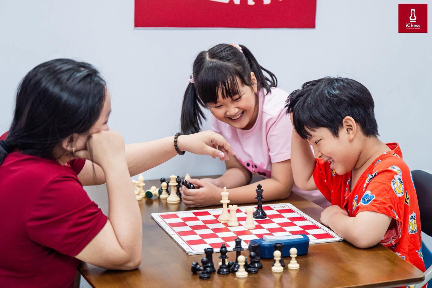 iChess gv huong dan hoc sinh 1